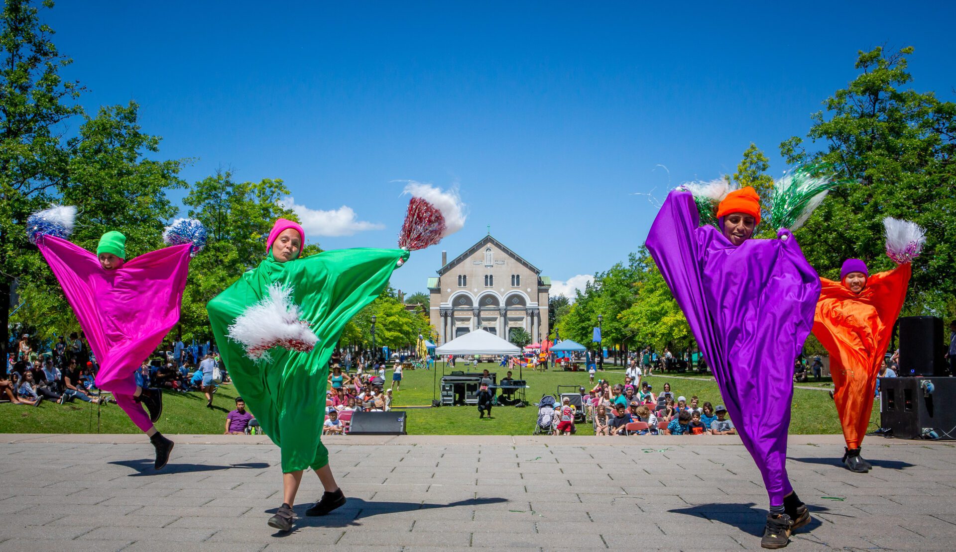 Spectacle de danse de l'organisme Bouge de là au parc des Faubourgs.