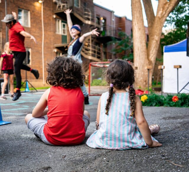 Performance artistique de l'organisme Le gros orteil lors d'une fête de quartier au parc Félix-Antoine-Savard.