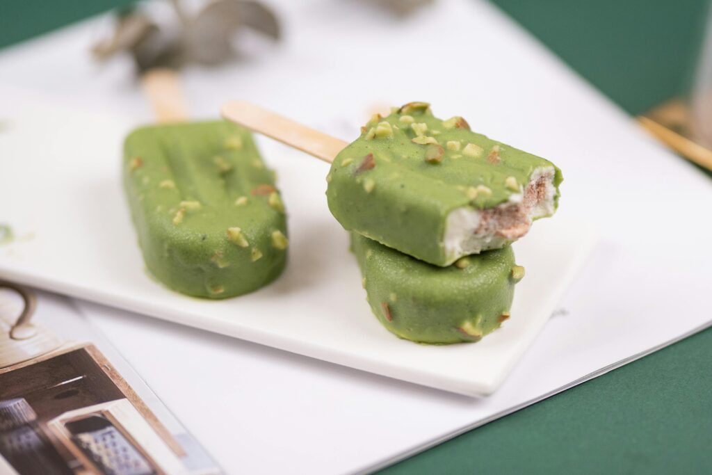 Un batonnet glacé matcha-chocolat blanc du Café POP, Quartier culturel des Faubourgs, Montréal