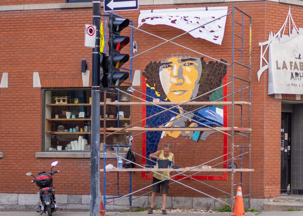 L'artiste Laurent Gascon en train de travailler sur la murale en hommage à Robert Charlebois, au coin des rues Papineau et Ontario Est.