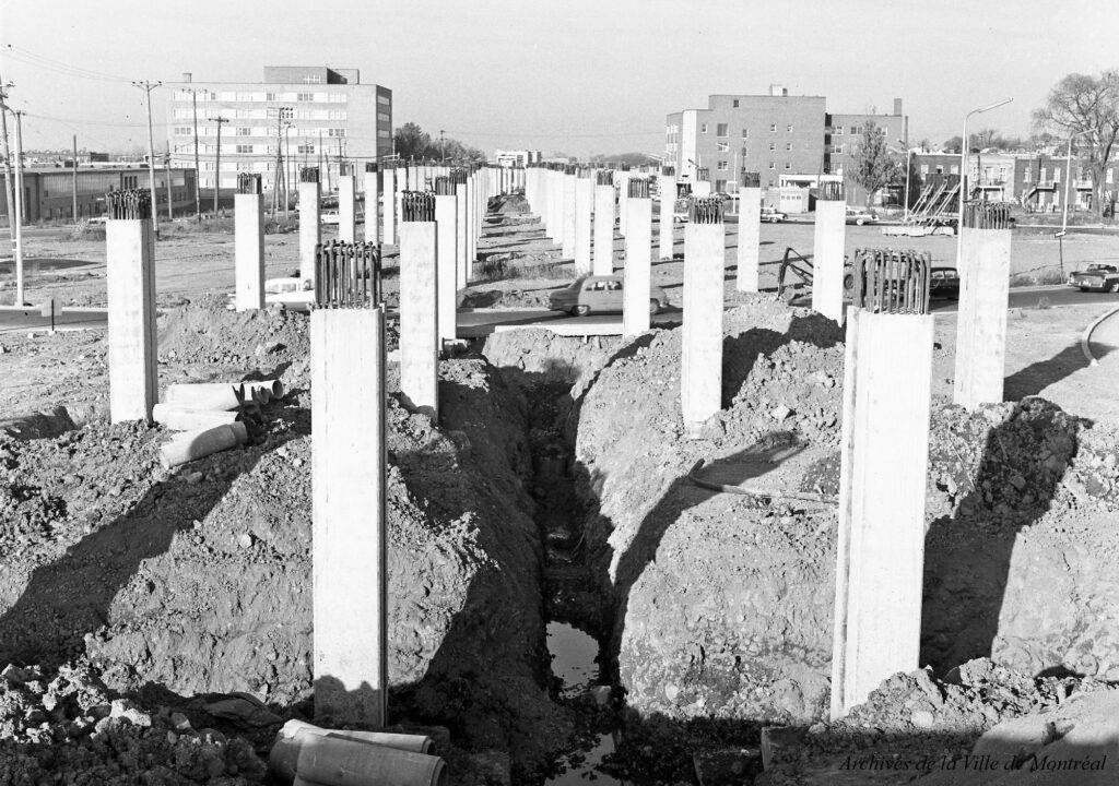 Travaux de construction de l'autoroute Métropolitaine à Montréal, 1958