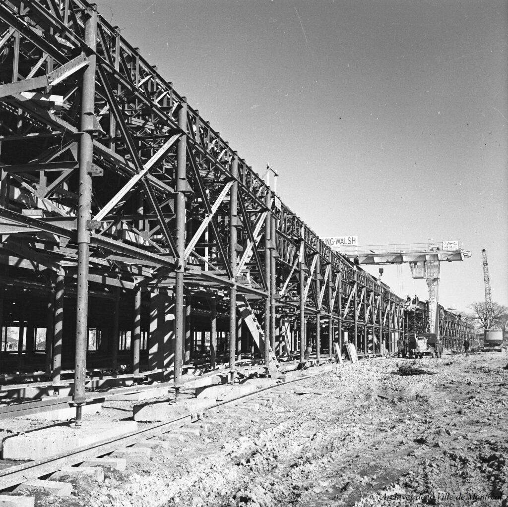 Travaux de construction de l'autoroute Métropolitaine à Montréal, 1958