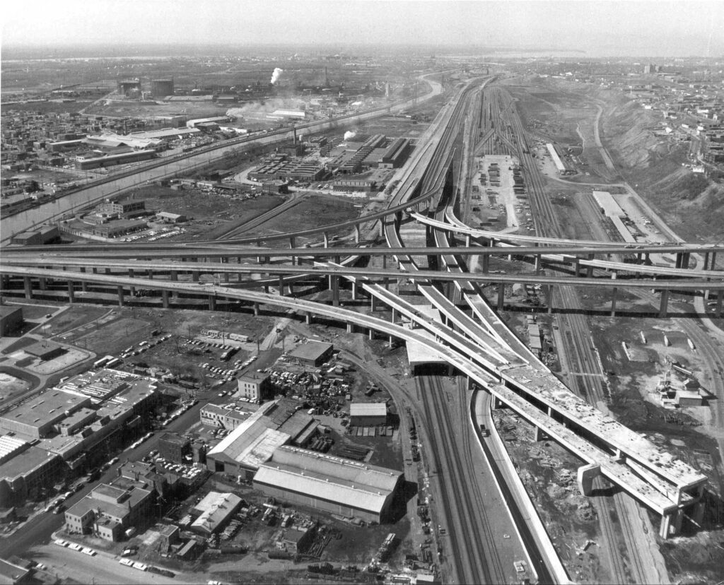 Travaux de construction de l'échangeur Turcot à Montréal, 1966